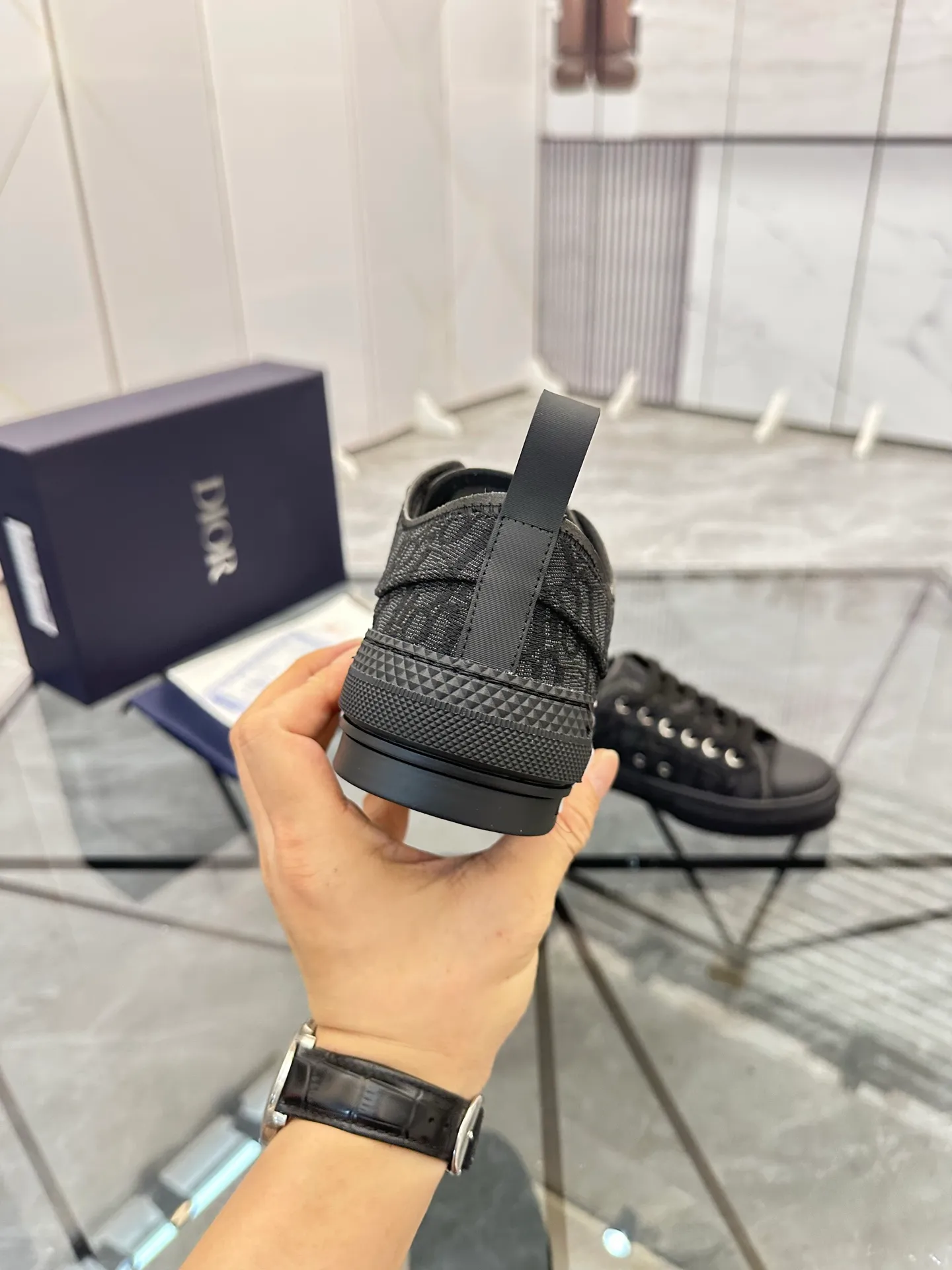 Selling men's shoes 💰: 💰P420¥ Product trademark: Dio* "Dior*" low-top casual shoes Regular size: 36-45 (can be customized to 46) Couple style B23 Product materials: Upper imported original fabric, breathable lining, original outsole. No.: 007